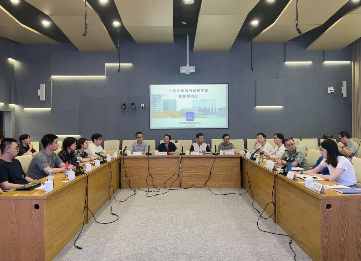 图为座谈会现场 图为座谈会现场