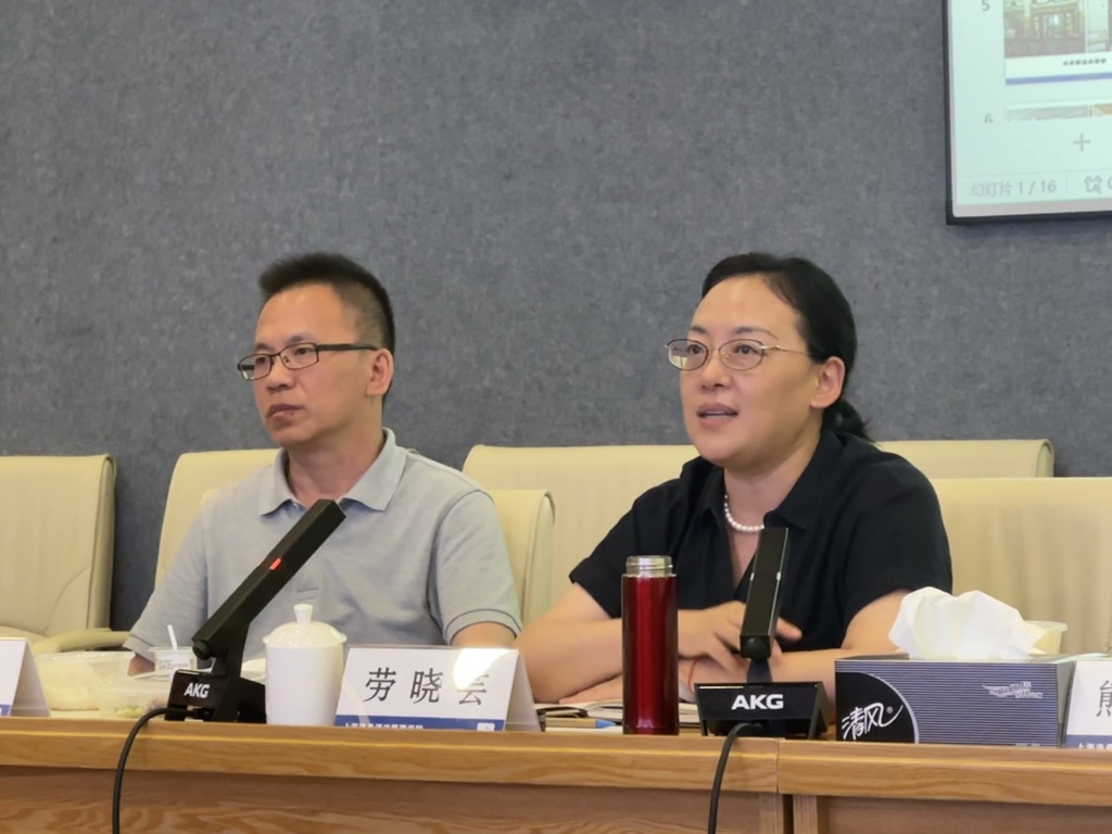 图为劳书记发言 图为劳书记发言