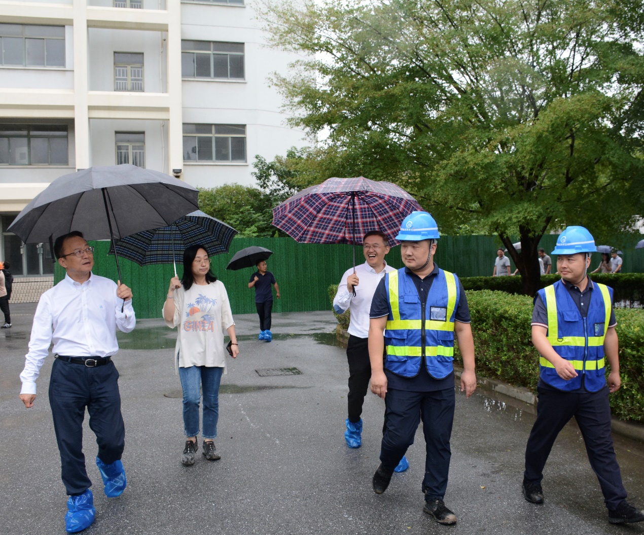 校领导一行检查上海洛桑酒店管理学院住宿准备情况