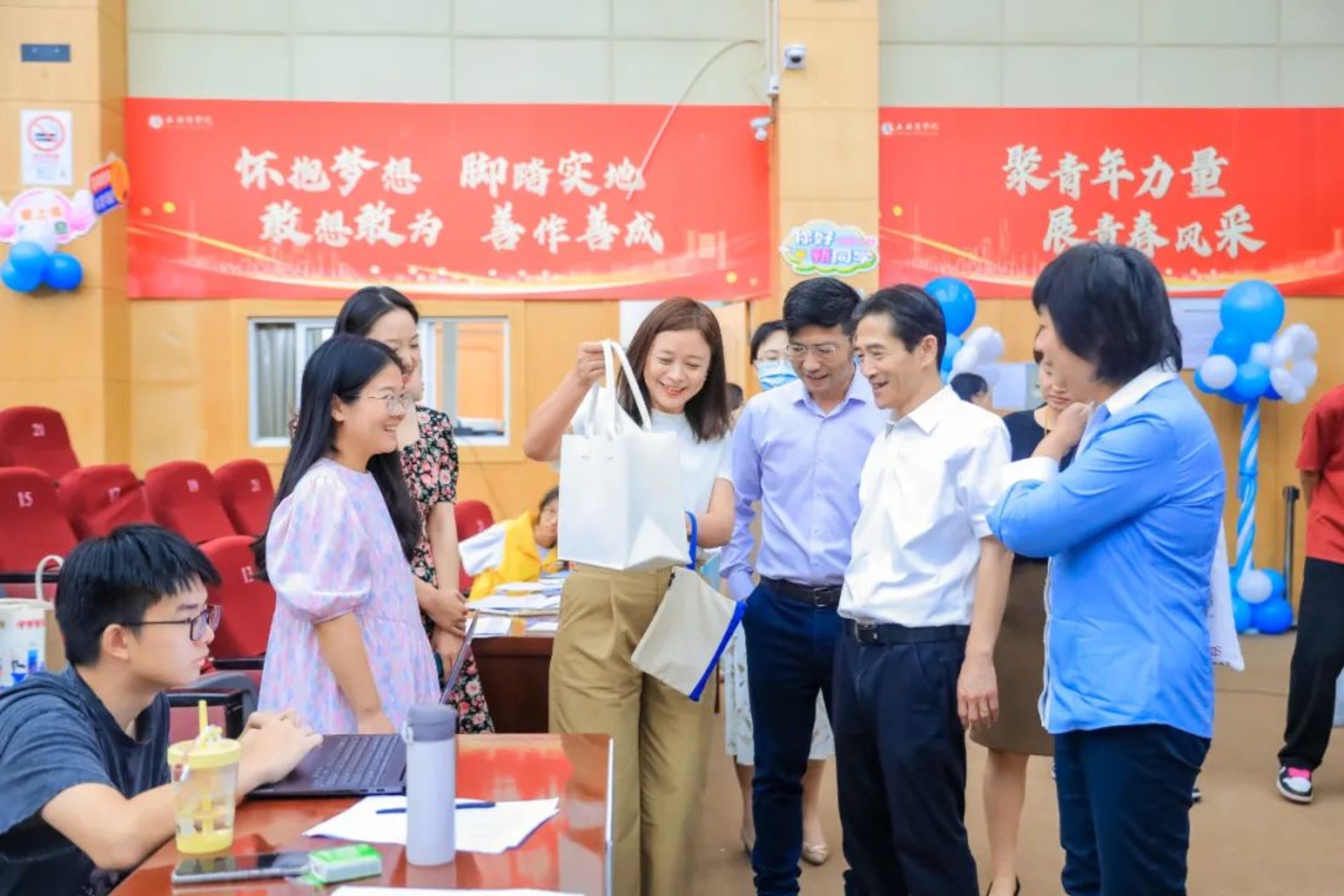 吴校长走访 吴校长走访