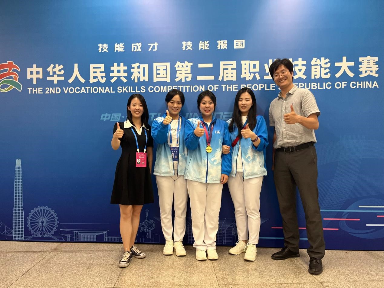 朱立萱与上海代表队裁判、随队教练、保障团教师代表闭幕式合影 朱立萱与上海代表队裁判、随队教练、保障团教师代表闭幕式合影