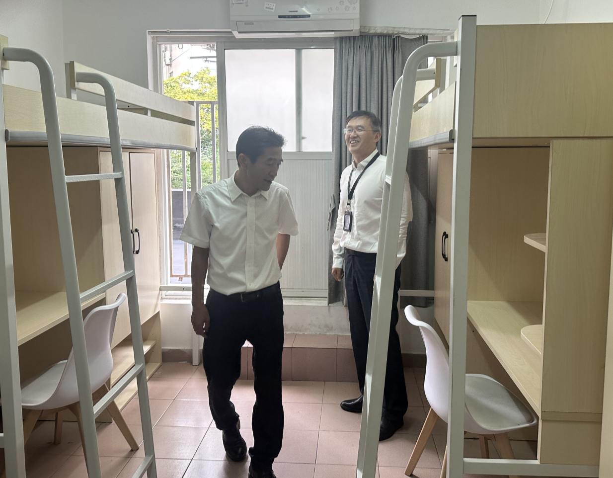 校领导检查新学期开学准备工作 校领导检查新学期开学准备工作