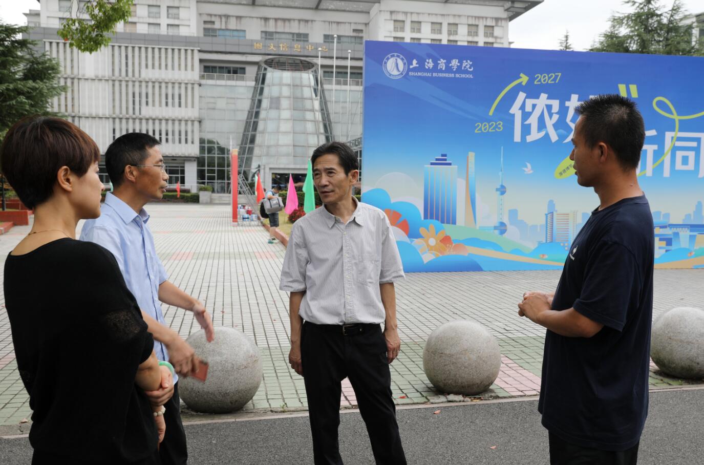 吴忠校长检查新学期开学准备工作 吴忠校长检查新学期开学准备工作