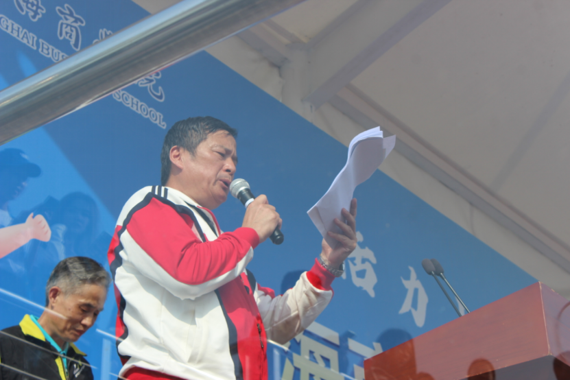 图为体育健康学院院长发言 图为体育健康学院院长发言