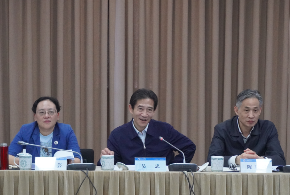 图为校长吴忠讲话 图为校长吴忠讲话