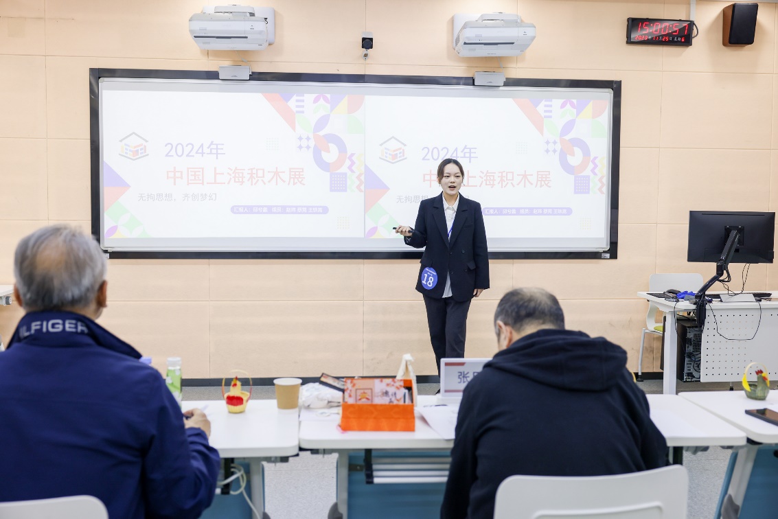 学生进行作品汇报展示