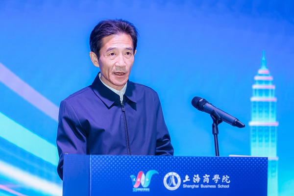 图为上海商学院党委副书记、校长吴忠致欢迎词 图为上海商学院党委副书记、校长吴忠致欢迎词