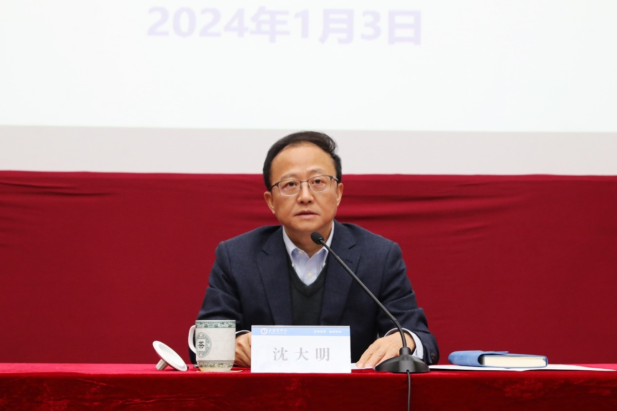 图为沈大明传达文件精神 图为沈大明传达文件精神