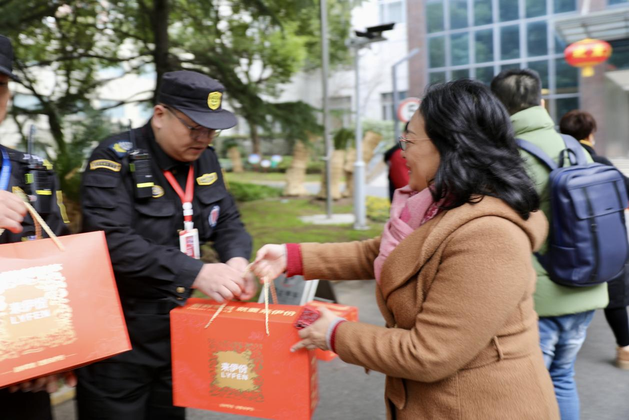 图为党委副书记、副校长劳晓芸慰问现场