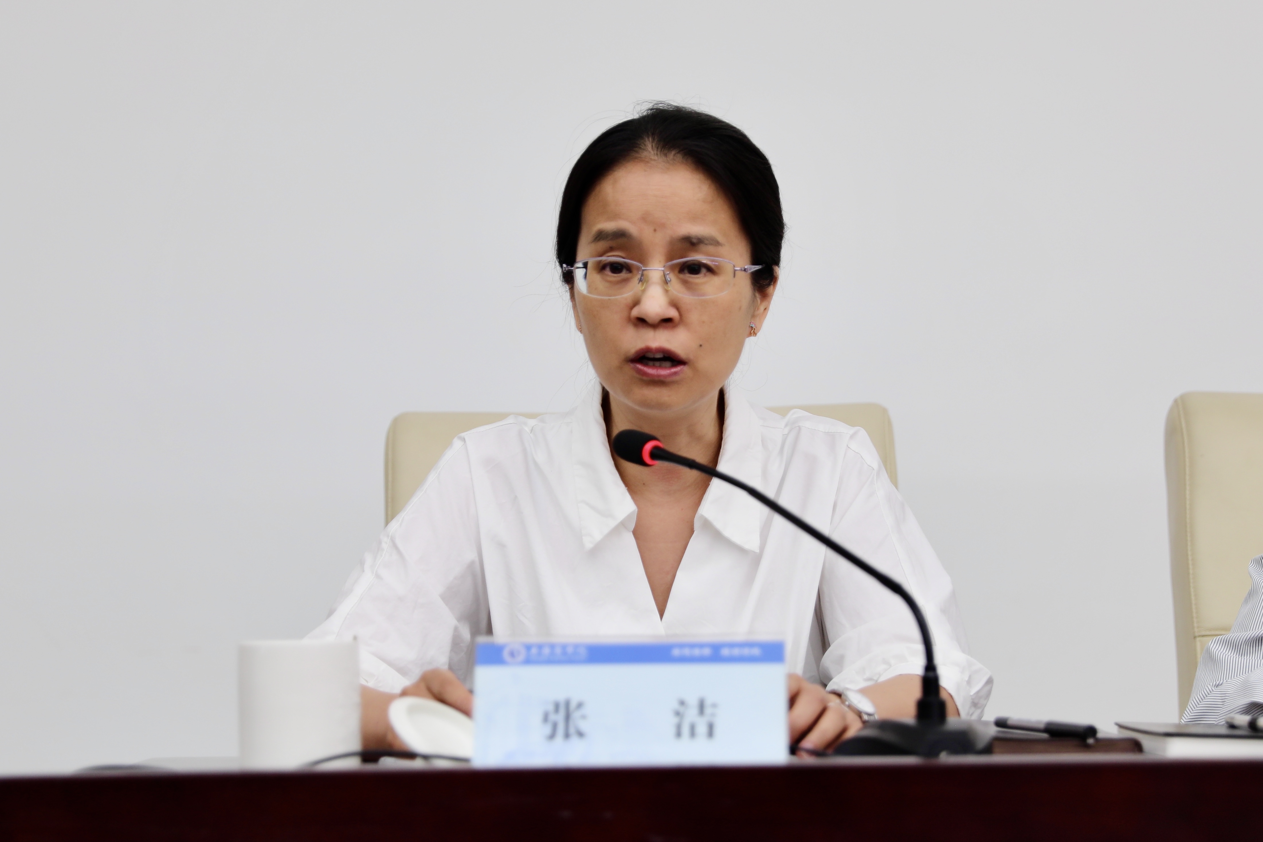 图为党委副书记、纪委书记张洁通报典型案例.jpg
