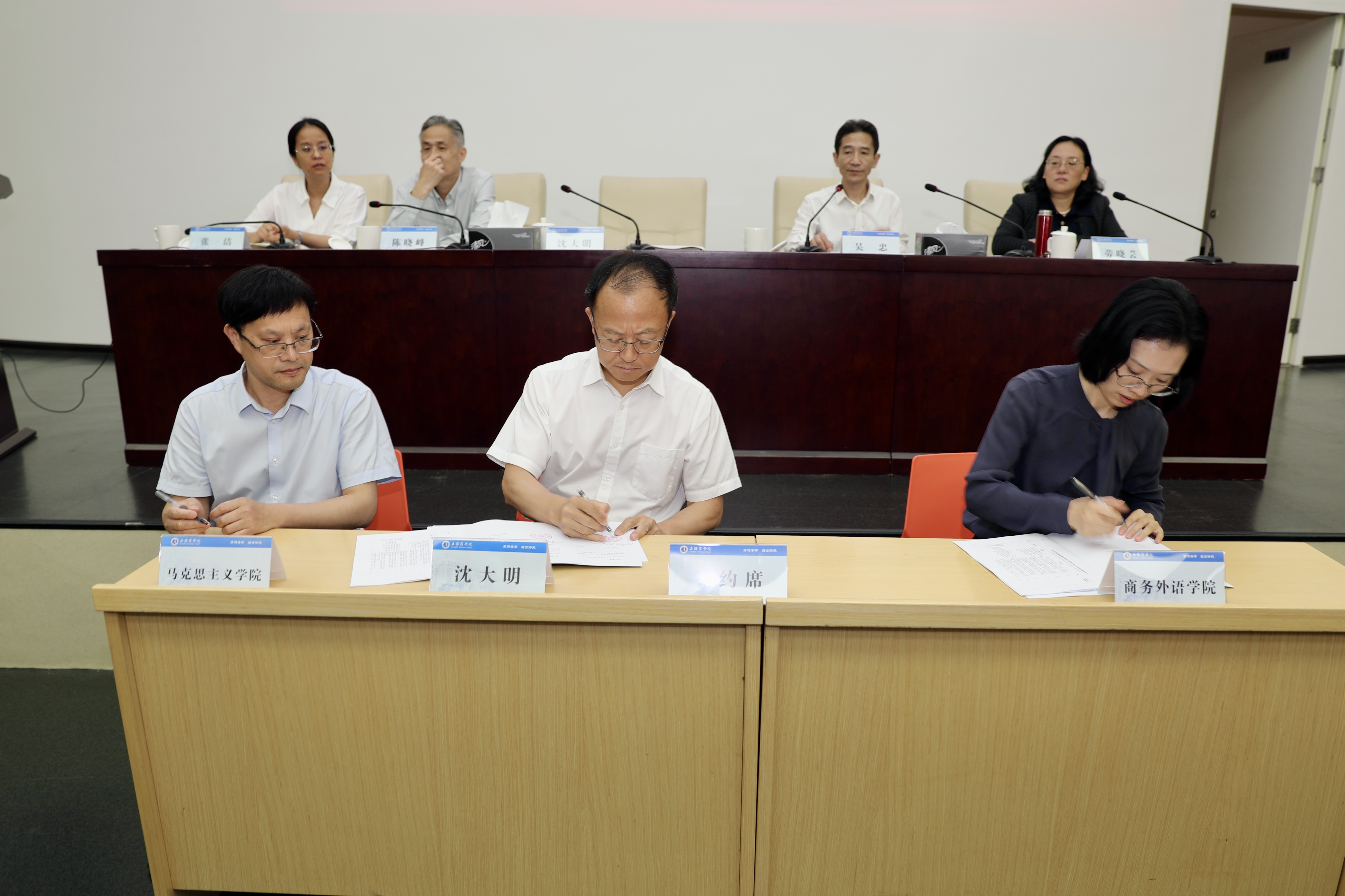 图为意识形态责任书签订现场.jpg