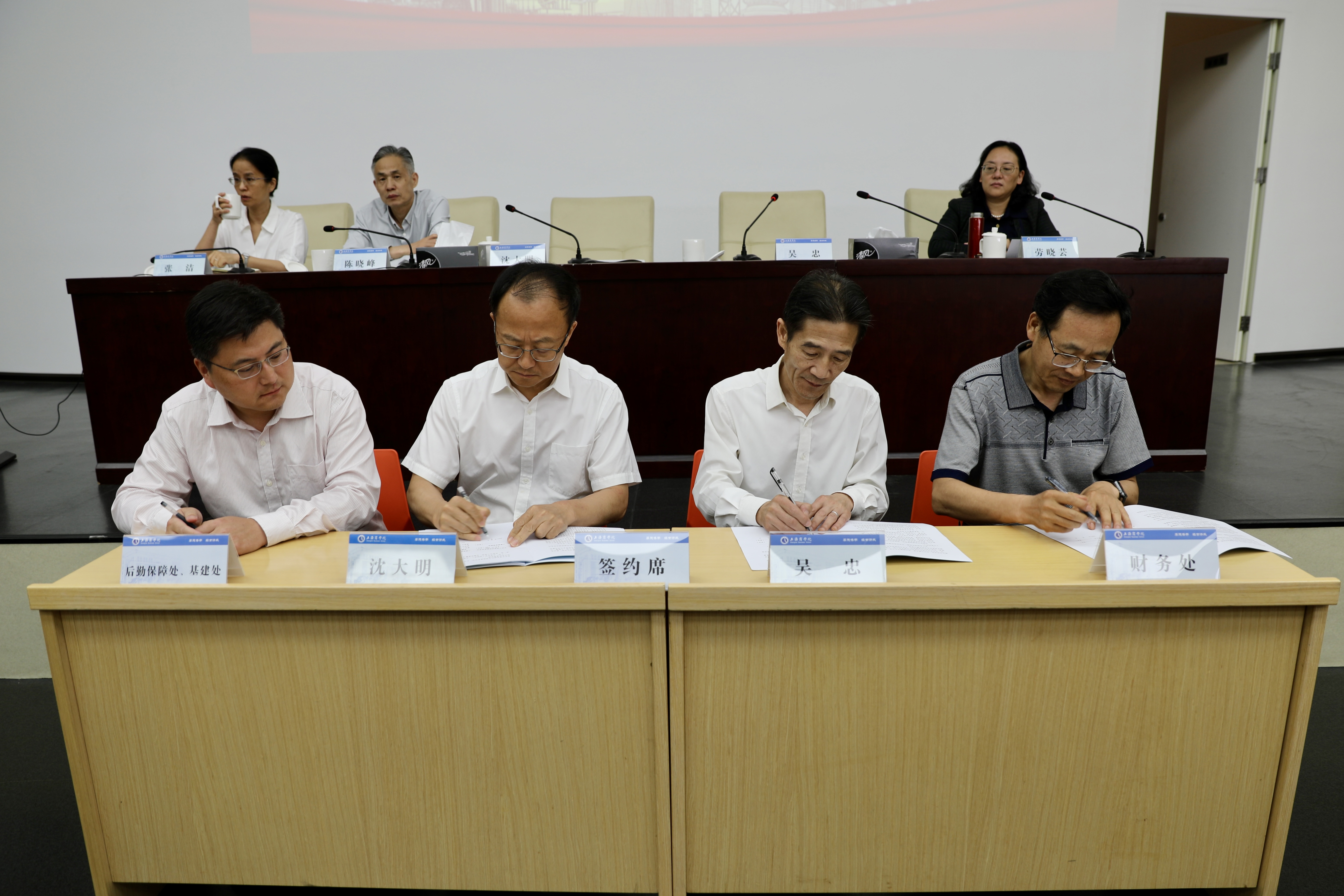 图为党风廉政责任书签订现场.jpg