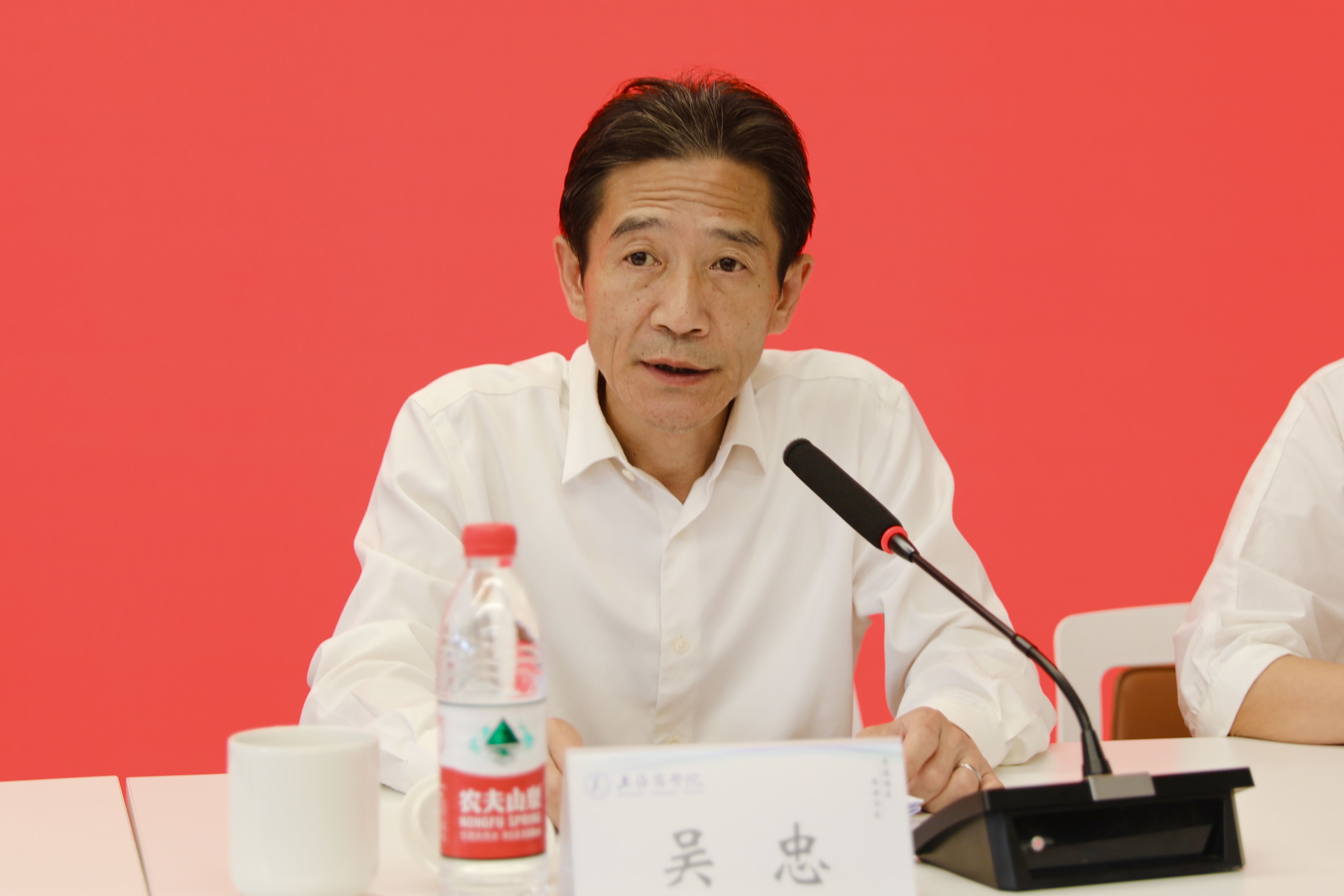 图为校长吴忠主持会议.jpg