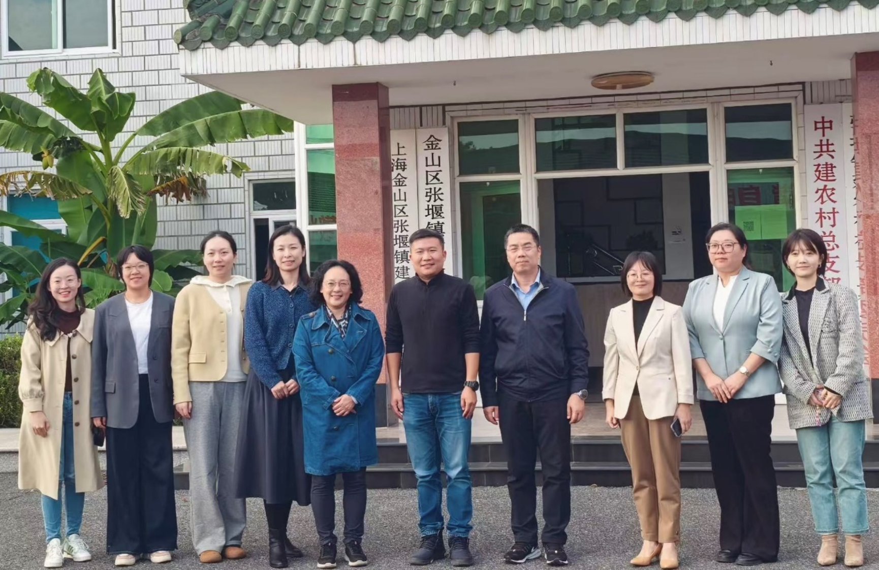 图为与会人员合影