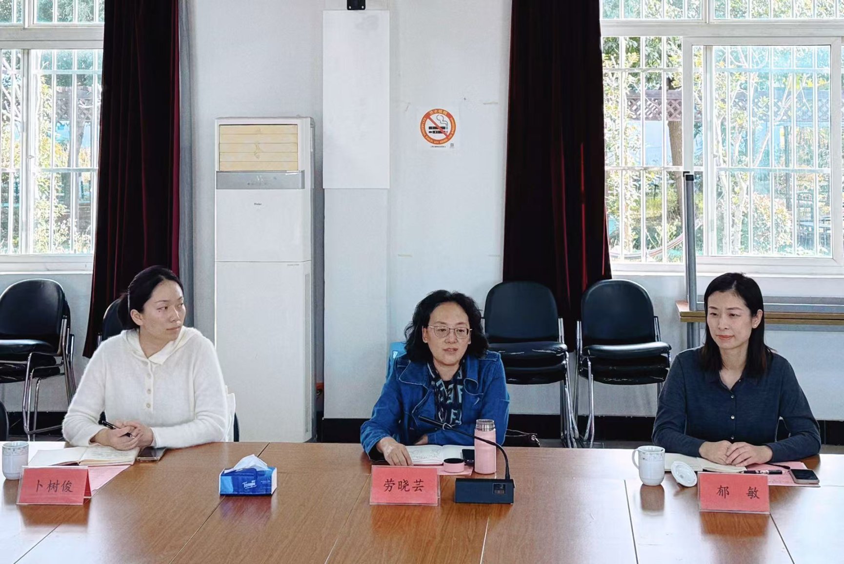 图为校党委副书记、副校长劳晓芸讲话