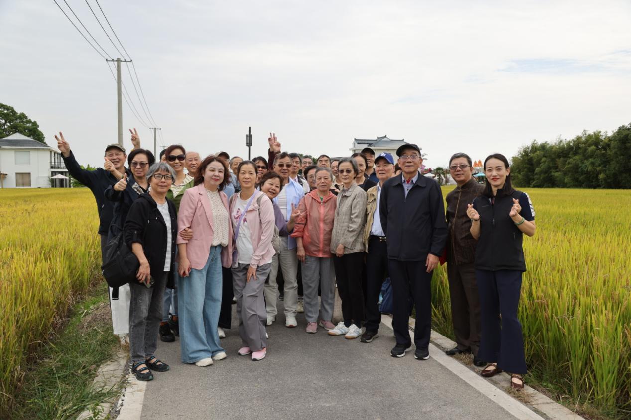 图为离退休教职工代表们在李窑村合影留念